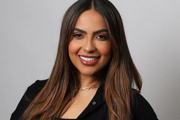 Mylena Verolayne posa, sorridente e de cabelos soltos, com um look preto - Metrópoles