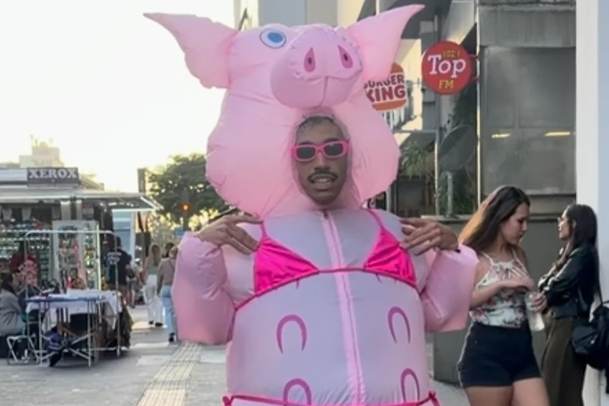 Joow J, o Porquinho da Paulista, posa durante uma de suas apresentações Joow J, o Porquinho da Paulista, posa durante uma de suas apresentações