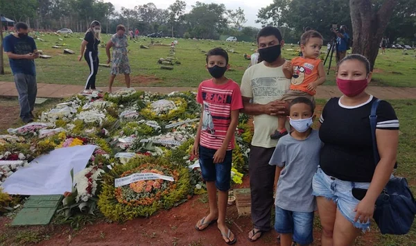Fãs visitam o túmulo de Marília Mendonça no cemitério Parque Memorial, em Goiânia (GO)