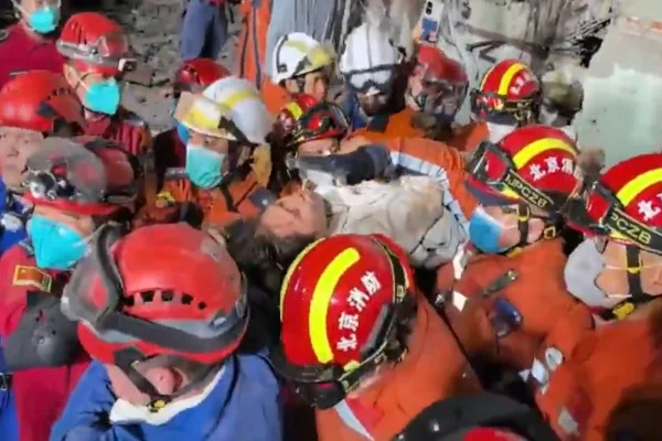 Imagem colorida de mulher sendo resgata em Mianmar - Metrópoles