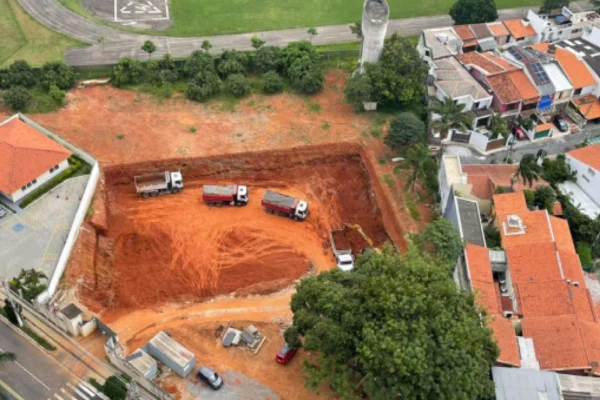 Foto colorida de construção do Exército Brasileiro em área tombada pelo Iphan, no entorno do Ginásio do Ibirapuera. - Metrópoles