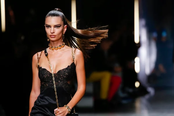 Veja a primeira coleção da Versace sob o comando do grupo Michael Kors