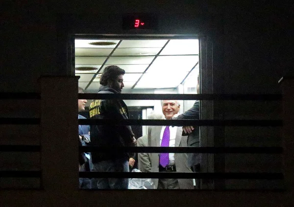 Temer deixa a prisão e Justiça manda bloquear R$ 62 mi do emedebista