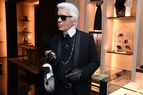 Relembre os chaveiros da Fendi inspirados em Karl Lagerfeld