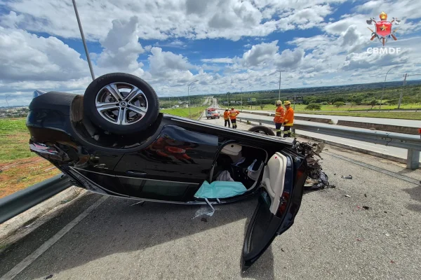 Carro de luxo capota e destrói barreira de proteção em acidente no DF