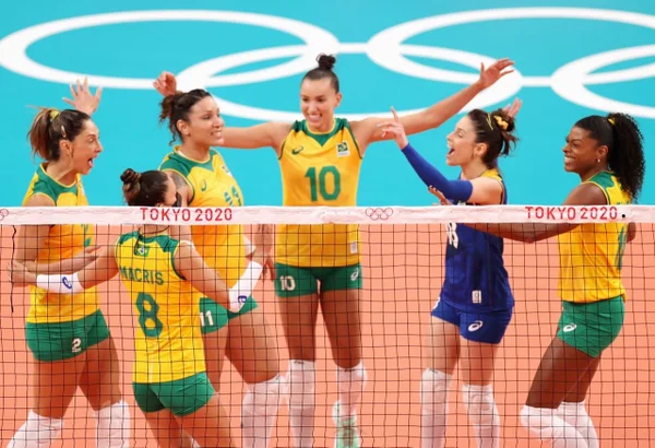 Brasil atropela a Coreia e vence na estreia do vôlei feminino