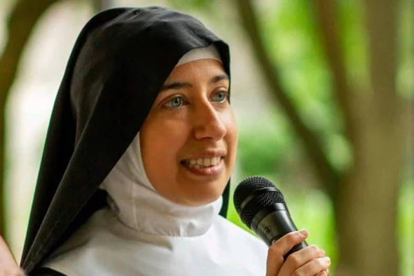 freira brasileira aline que foi demitida por ser bonita demais - Metrópoles