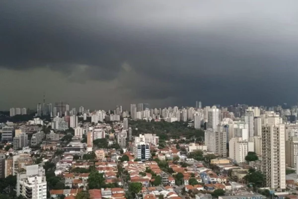 Alerta severo, aponta possibilidade de temporais com chuva intensa, raios e ventos fortes que podem chegar a 50km/h - Metrópoles
