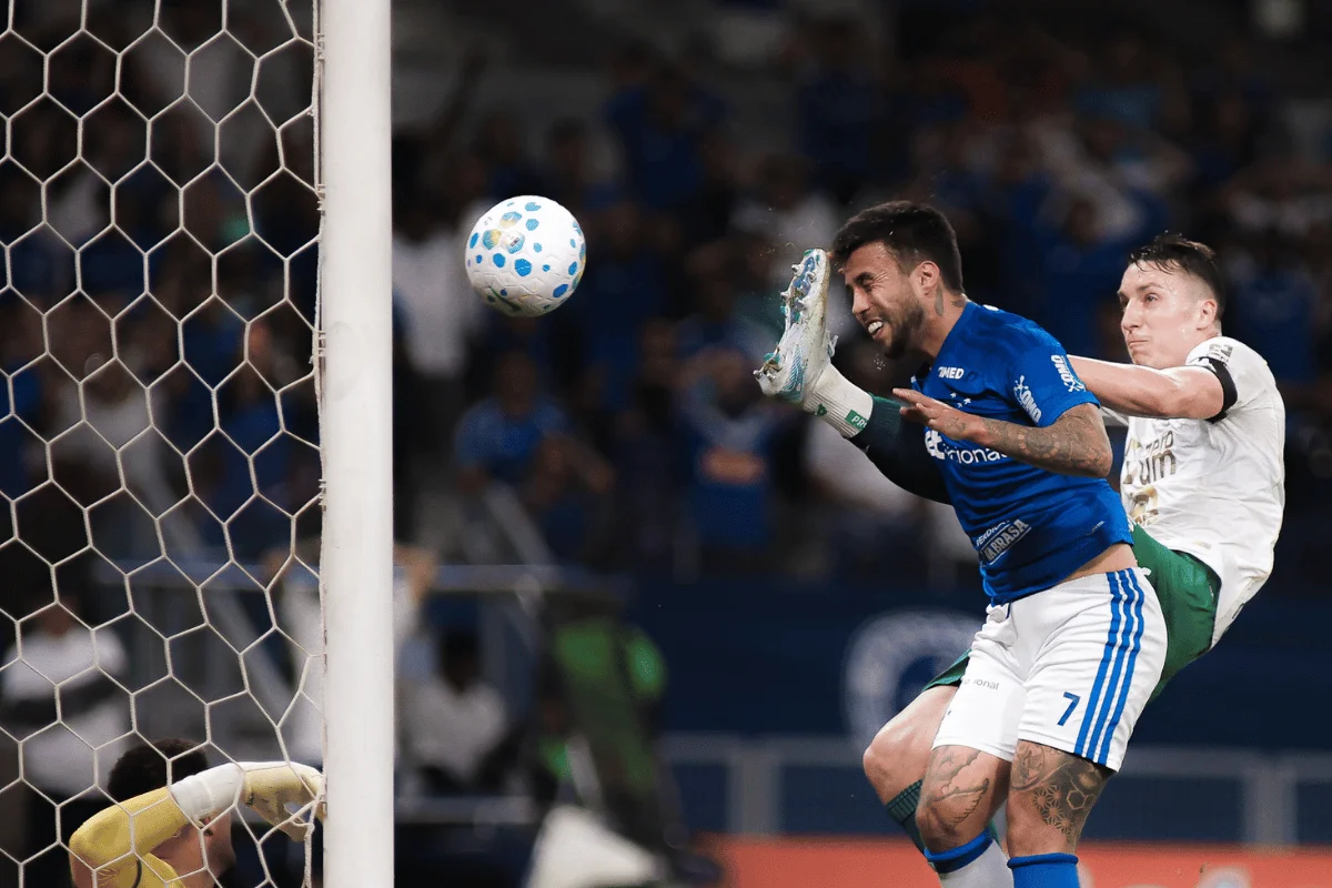 Matheus Henrique, do Cruzeiro, teve o rosto acertado por um chute Matheus Henrique, do Cruzeiro, teve o rosto acertado por um chute