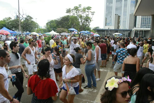 Galinho de Brasília reúne 40 mil pessoas. Aparelhinho levou 7 mil ao SBS, no penúltimo dia de Carnaval