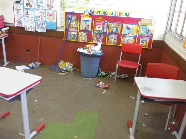Alunos sofrem com acúmulo de lixo em escola de Ceilândia
