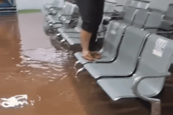 Chuva invade unidade de saúde em Paulicéia, no interior de São Paulo.