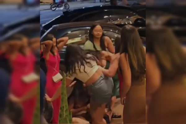 Mulheres perdem a linha e caem na porrada em bar na Asa Sul. Vídeo