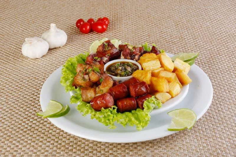 Ceará Carne de Sol: Mistura suína (picanha suína, linguiça e
costelinha defumada, macaxeira frita e molho da casa) Ceará Carne de Sol: Mistura suína (picanha suína, linguiça e
costelinha defumada, macaxeira frita e molho da casa)