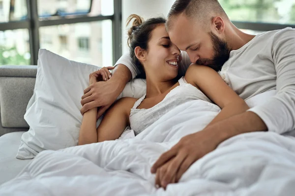 casal na cama