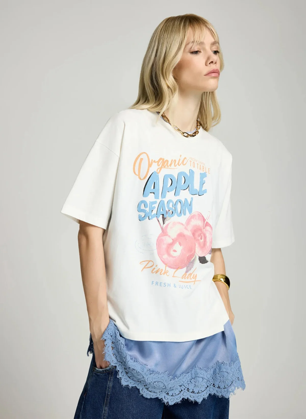 Camiseta com detalhe de renda Camiseta com detalhe de renda