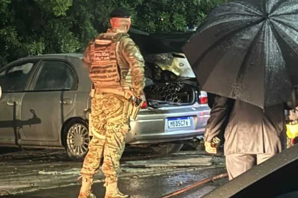 Imagem colorida de carro de Santa Catarina que explodiu na Praçã dos Três Poderes - Metrópoles