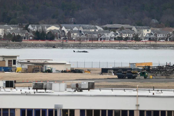 Imagem colorida do Rio Potomac, onde caiu avião que colidiu com helicóptero