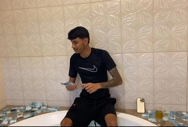 homem em banheira de hidromassagem com dinheiro