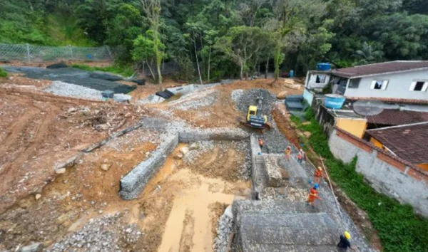 foto aérea e colorida de obras de desassoreamento do Rio Sahy, em São Sebastião - Metrópoles