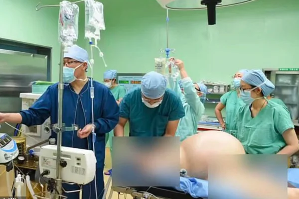 Mulher que parecia grávida de trigêmeos remove tumor de 35 kg