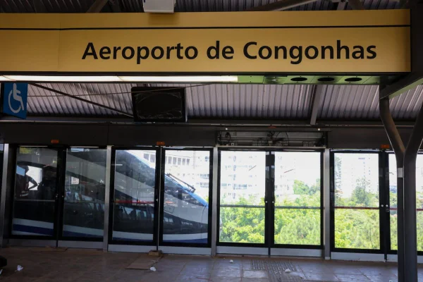 A futura estação Aeroporto de Congonhas recebeu o primeiro trem nesse domingo (11/1). Abertura da Linha 17-Ouro está prevista para março - Metrópoles