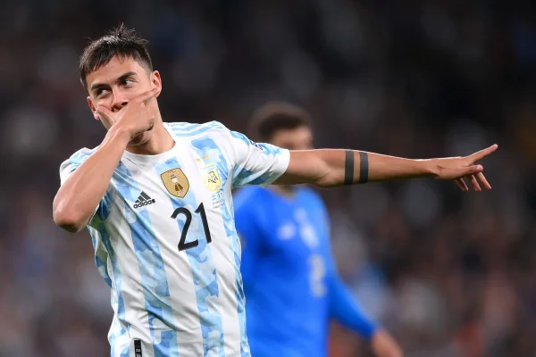 Dybala comemorando com na Finalíssima
