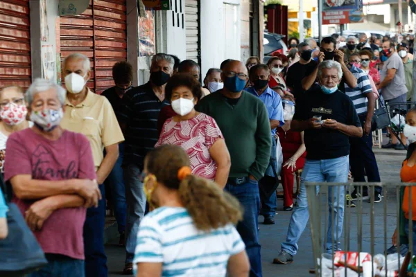idosos aguardam na fila pela vacinação contra a covid-19 em goiânia, goiás