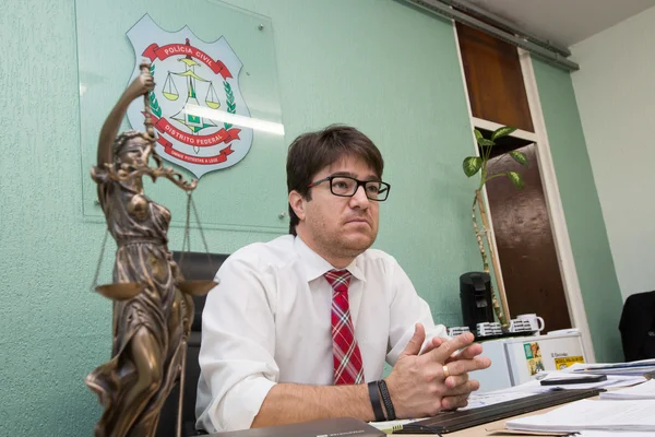 Justiça absolve delegado por crimes de desobediência e sonegação de documentos