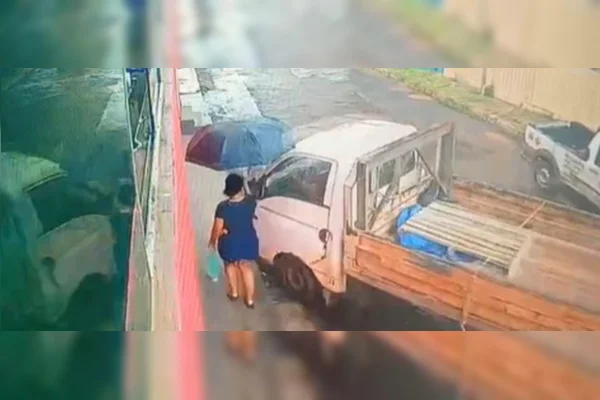 Por um triz: caminhão desgovernado desvia de pedestre em cima da hora