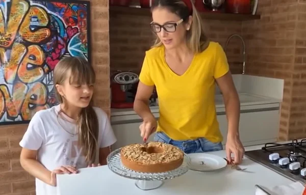 Tici Pinheiro e Rafa Justus fazem bolo fit e arrasam na cozinha