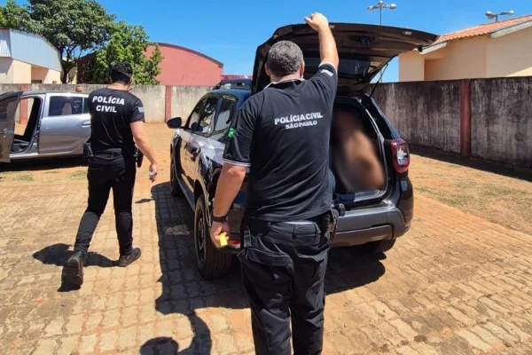 Imagem colorida mostra prisão de homem que enviou cartas anônimas com conteúdo sexual para mulher