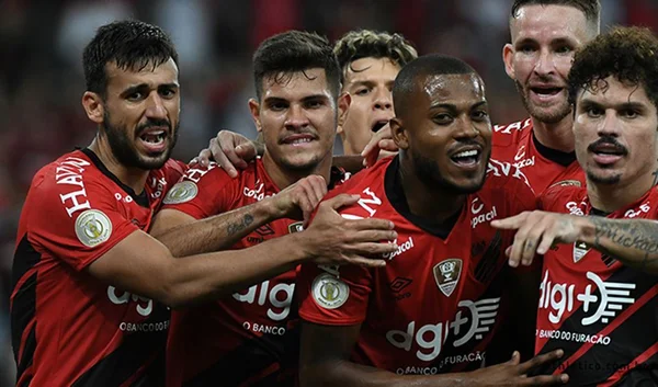 Athletico-PR vence CSA em Curitiba e entra no G-6 do Brasileirão