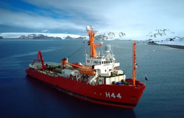 A Marinha opera na Antártica o navio de Apoio Oceanográfico "Ary Rongel" (H44), conhecido como o "Gigante Vermelho"