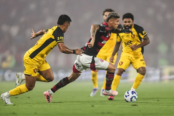 Imagem colorida da partida entre Flamengo e Sport - Metrópoles