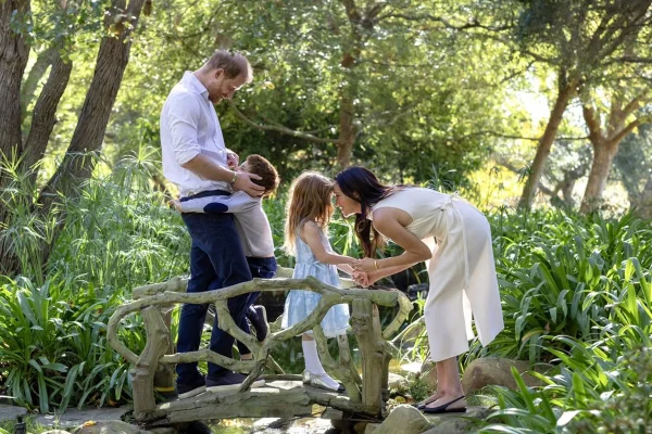 Meghan e Harry junto com os filhos