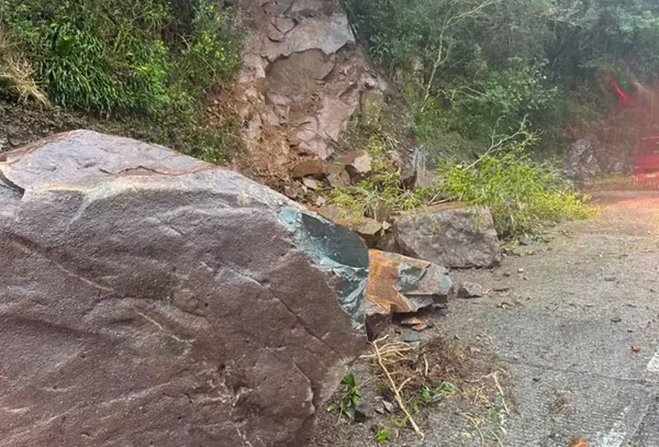 Pedra bloqueando estrada na Serra do Rio do Rastro em SC - Metrópoles