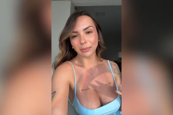Imagem colorida mostra a modelo e influenciadora Karol Rosalin - Metrópoles