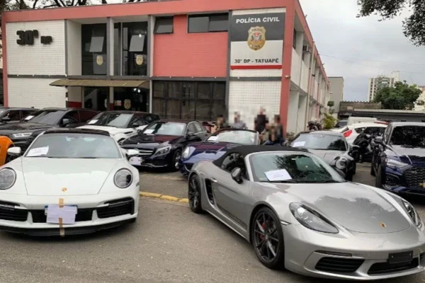 Foto colorida de carros de luxo atribuídos a lideranças do PCC apreendidos pela Polícia Civil no Tatuapé, zona leste de SP