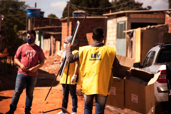 Em ação contra a Covid-19, moradores da Estrutural recebem donativos da LBV
