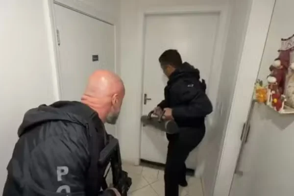Imagem colorida de operação da Polícia Civil contra motoristas que aplicavam golpes a passageiros no Aeroporto de Guarulhos - Metrópoles