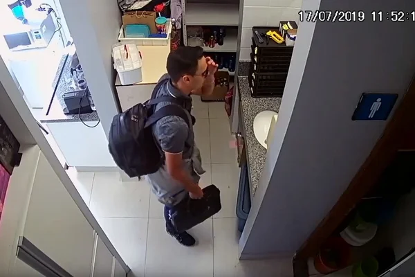 Homem furta equipamentos na UnB e se olha no espelho antes de fugir
