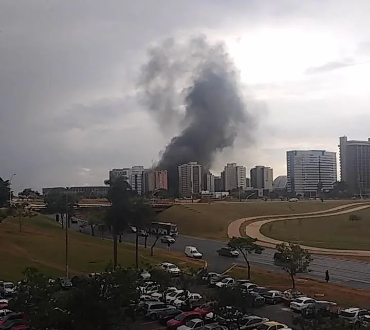 Incêndio no Setor Hoteleiro Norte assusta população. Veja vídeo - imagem 3 Incêndio no Setor Hoteleiro Norte assusta população. Veja vídeo - imagem 3
