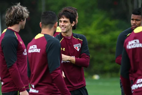 Rodrigo Caio volta aos treinos e lutará para enfrentar o Palmeiras