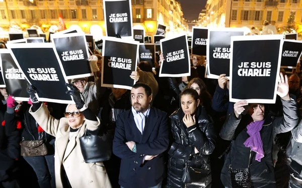Um ano após ataques terroristas, Paris homenageia vítimas do “Charlie Hebdo”