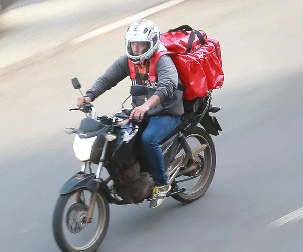 Mais delivery e mais motoboys nas ruas: saiba quais riscos evitar