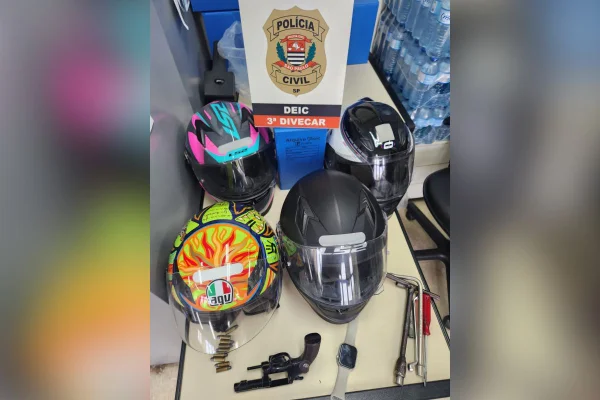 Imagem colorida mostra objetos apreendidos com quadrilha que roubava motos na Grande SP - Metrópoles