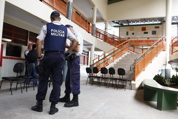 Comunidade vota e aprova presença de militares em três escolas do DF