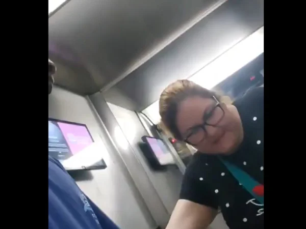 Imagem colorida de moradora impedindo entregador de usar elevador - Metrópoles