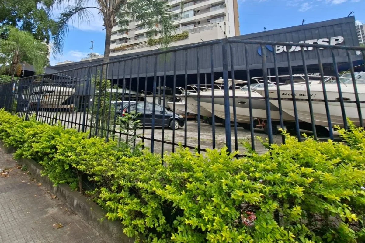 Barcos expostos em terreno público na Zona Sul de São Paulo Barcos expostos em terreno público na Zona Sul de São Paulo